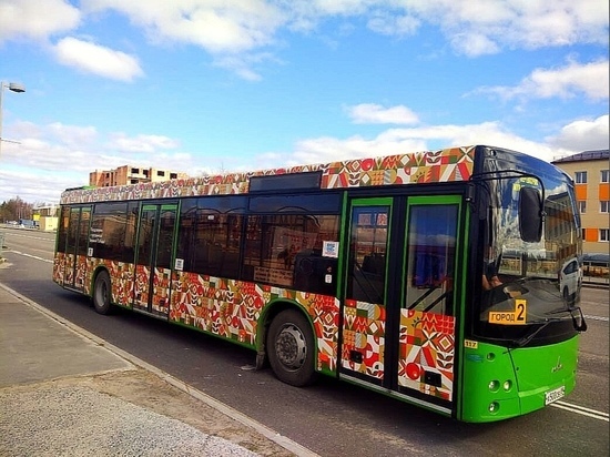 Северное счастье: автобусы и остановки Губкинского украсили ко Дню города