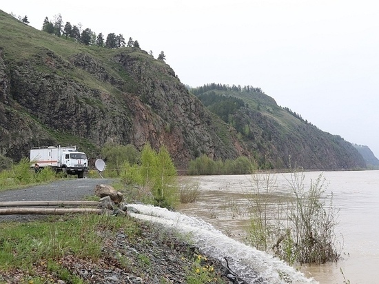 В Хакасии вода в верховье реки Абакан снова начала подниматься