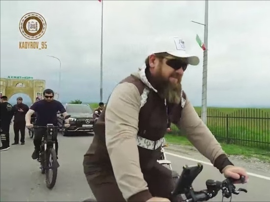 Сам глава Чечни преодолевает на велосипеде полсотни километров