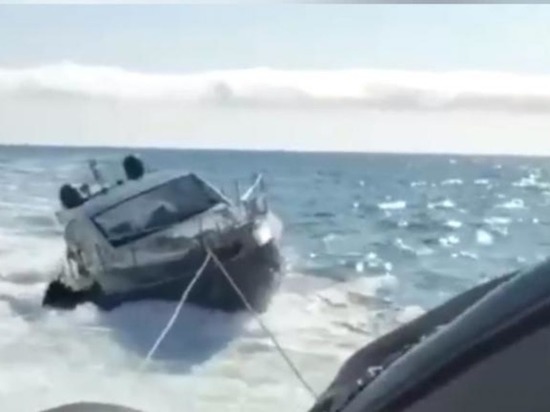 В Сочи двух туристов спасли с тонущей яхты