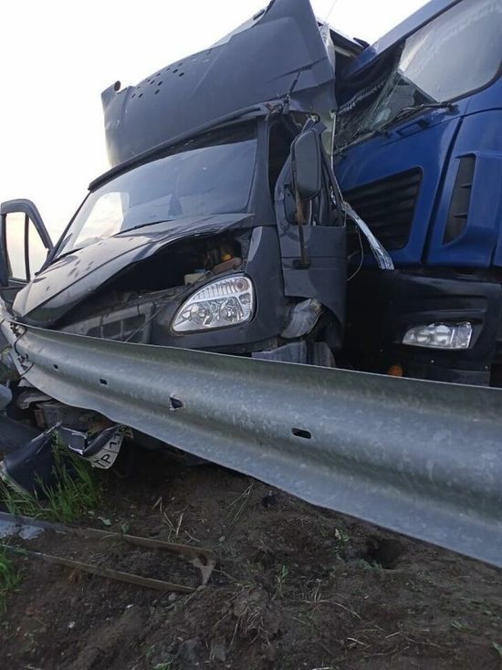 В Татарстане на трассе М7 случилась авария грузовика и «ГАЗели»