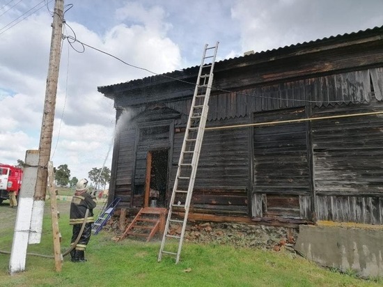 В Саратовской области загорелся сельский клуб