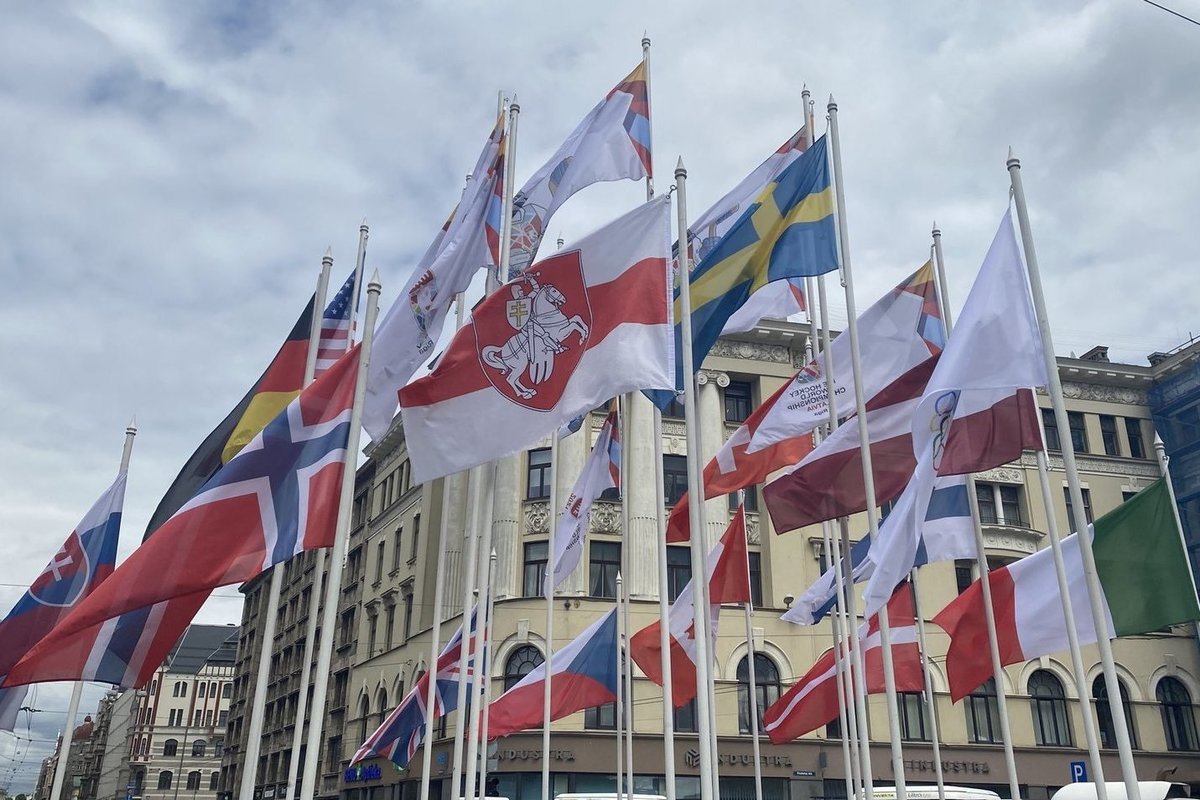 На чемпионате мира по хоккею, который в эти дни проходит в Латвии, разразился скандал из-за белорусского флага