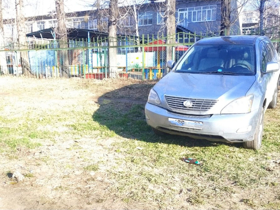 В Хабаровске чиновники отказываются признавать проблему нехватки парковки