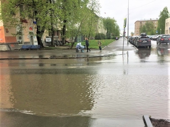 В Петрозаводске нашли переход, который после дождя превращается в озеро