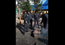В сети появилось видео, как заключенные колонии в Рыбинске на Пасху жарят шашлыки на свежем воздухе, при этом автор сообщает, что в остальном лагере проводится проверка
