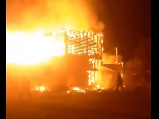 Недостроенный дом сгорел возле автозаправки в Угдане