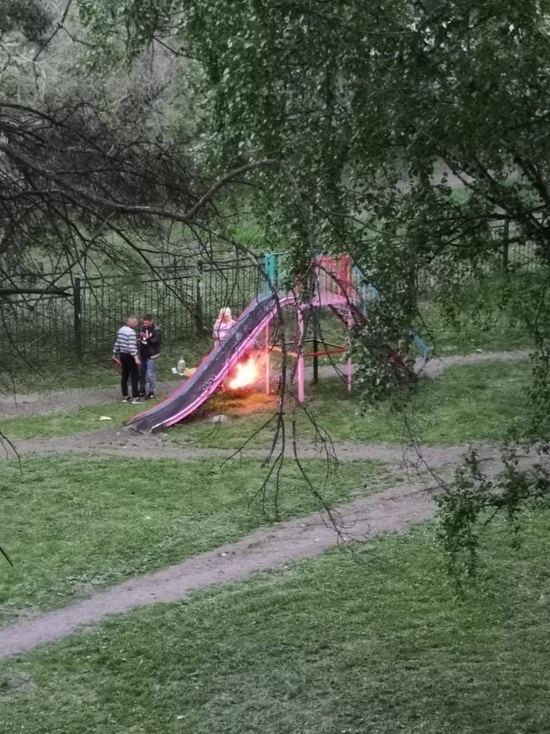 Кемеровчане возмутились компанией отдыхающих, устроивших костер на детской площадке