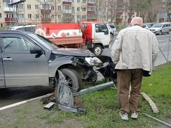 Пожилой водитель в Южно-Сахалинске протаранил забор