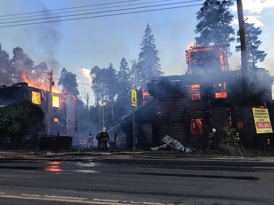 В Кохме крупный пожар уничтожил кафе с летней верандой