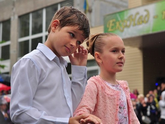 Для луганских школьников прозвенел последний звонок