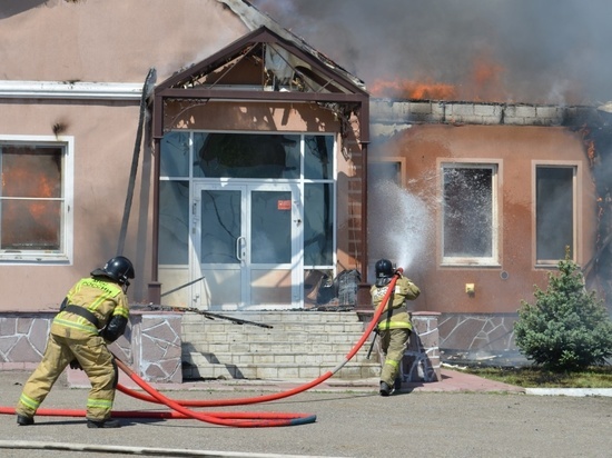В Магнитогорске загорелось административное здание
