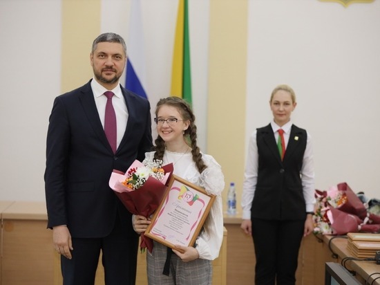 Премию губернатора получили 20 талантливых школьников в Забайкалье