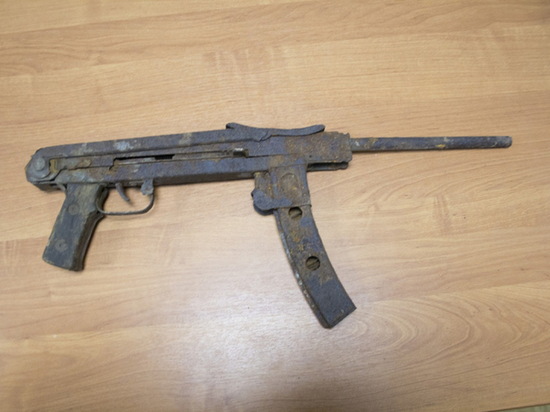 Кемеровчанка нашла советский пистолет-пулемет во время ремонта крыши