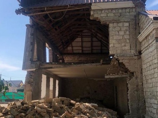 В Темрюкском районе Кубани рухнула стена сельского ДК