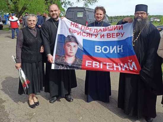 Уральские общественники и священники почтили память воина Евгения Родионова