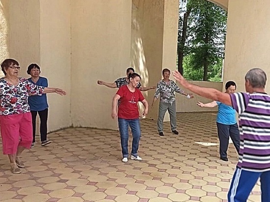 В элистинском парке «Дружба» танцуют калмыцкие ветераны