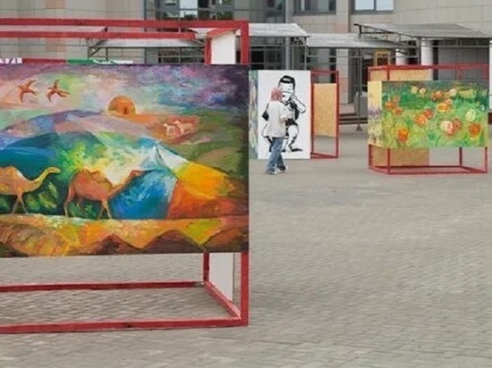 В Калмыкии открылась художественная выставка студенческих работ