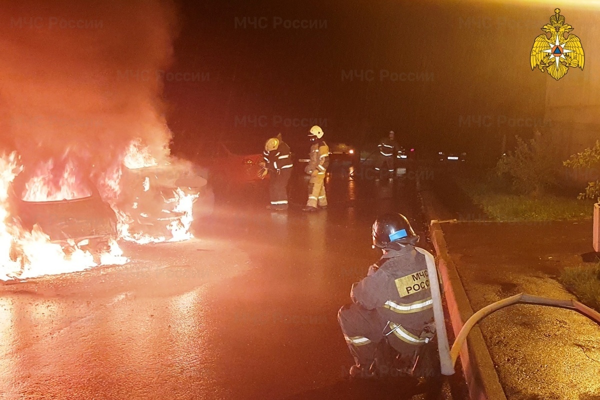 Три автомобиля сгорели на парковке в Кошелеве Калуги - МК Калуга