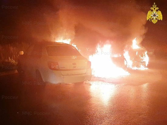 Три машины сгорели на парковке в Кошелеве Калуги из-за поджога