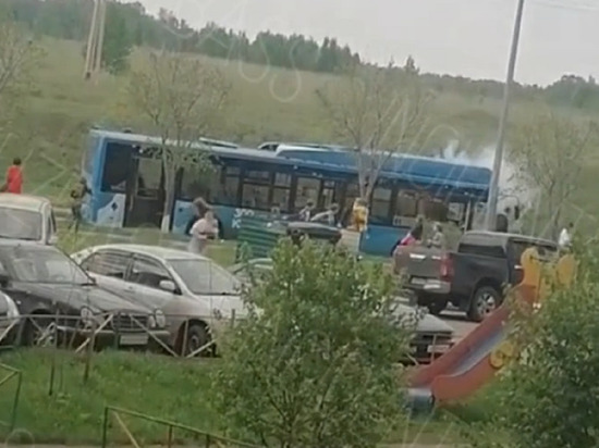 Автобус с пассажирами задымился на проезжей части в Новокузнецке