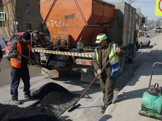 В Южно-Сахалинске за сутки исправили больше 200 дорожных дефектов