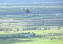 Лётчики транспортного вертолёта Ми-26 перевезли на внешней подвеске истребитель Су-27 из Пушкино в Гатчину