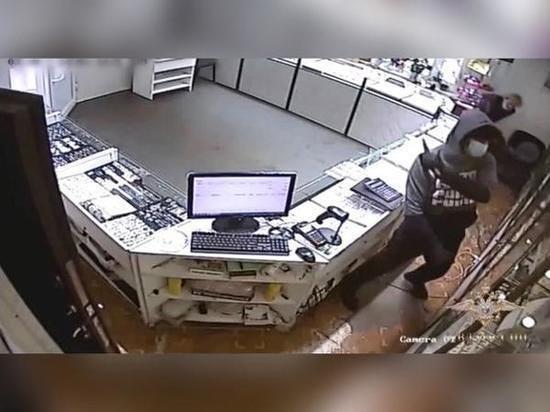 Двое мужчин ограбили ювелирный магазин в Гуково