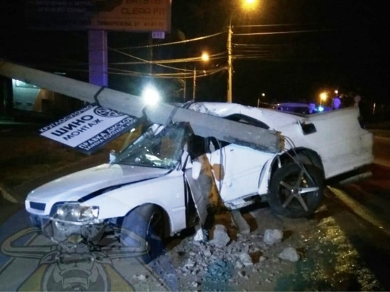 Водитель Toyota пострадал, врезавшись в столб на улице Шилова в Чите
