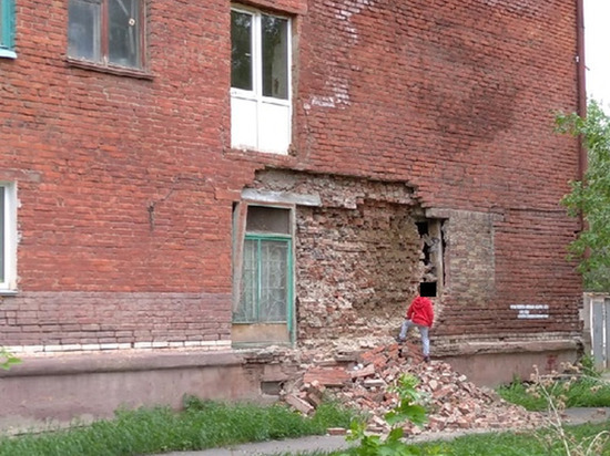 Житель Омска возмутился из-за обрушившейся стены дома