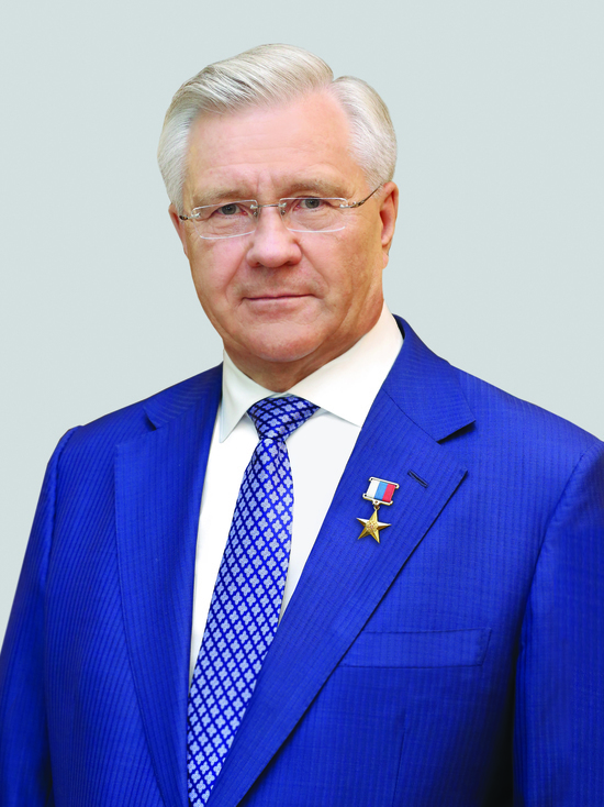 Генеральный директор ПАО «Сургутнефтегаз» Владимир Богданов отмечает 70-летие