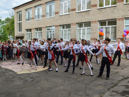 В школах Донецка прозвенел "Последний звонок"