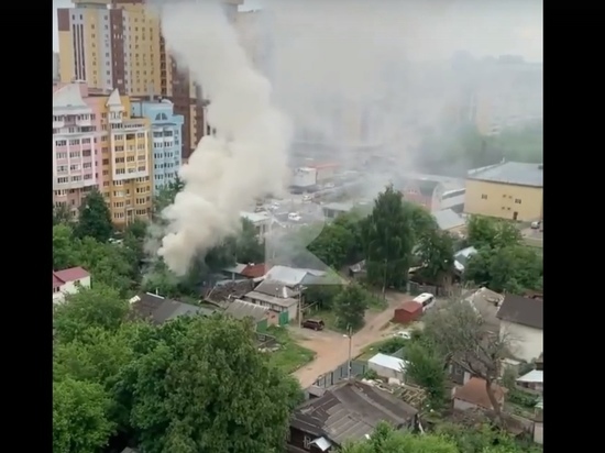 В центре Рязани загорелась постройка