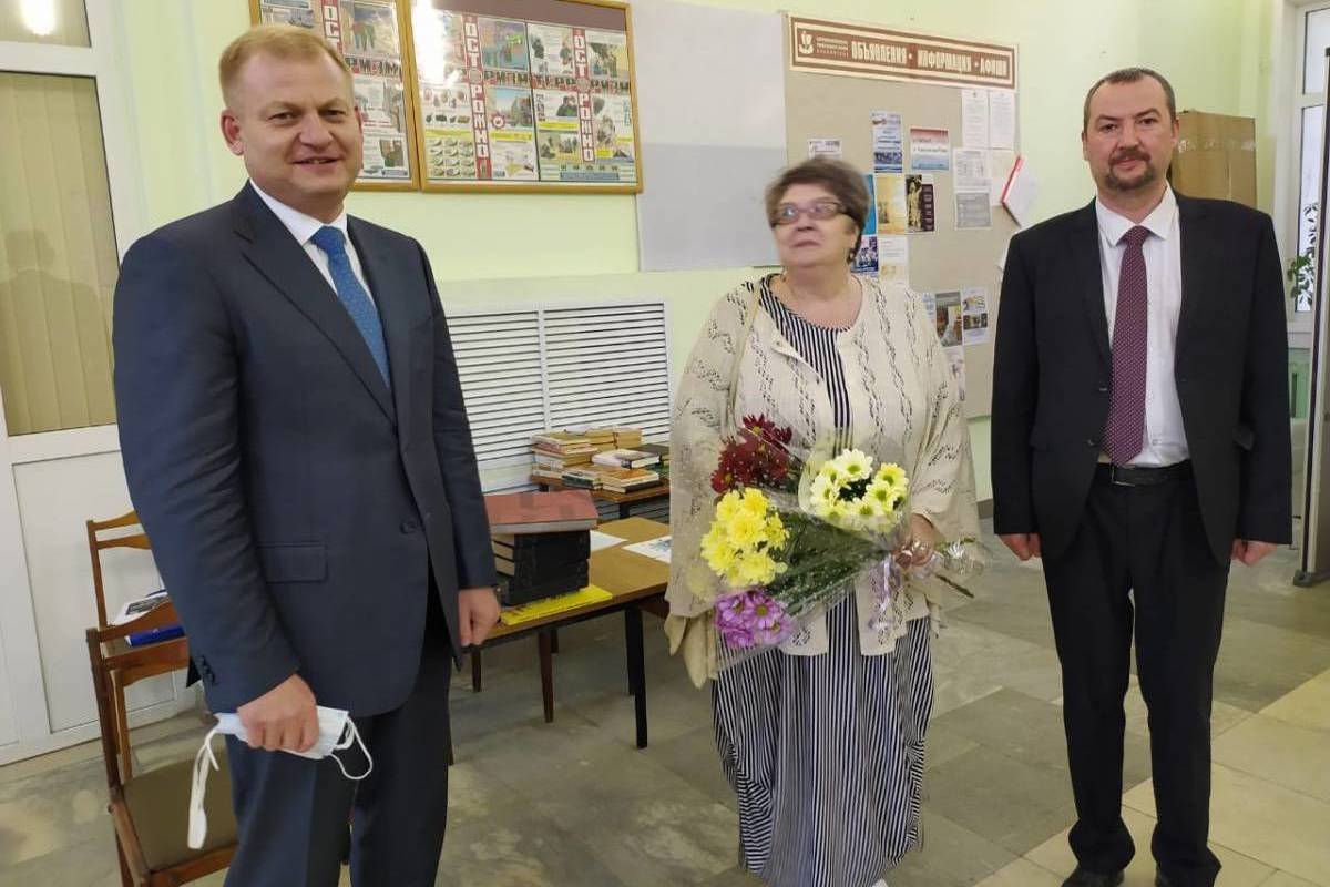 Кандидаты предварительного голосования «Единой России» передали книги сельским библиотекам