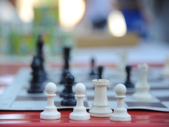 В Волгограде прошел шахматный бой под открытым небом