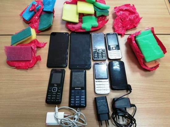 Мобильные телефоны пытались передать заключенным себежском колонии