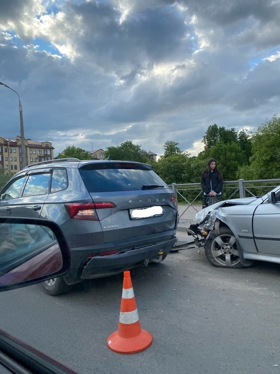 "Шкода" и "БМВ" столкнулись на Ольгинском мосту в Пскове