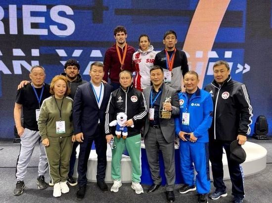 Глава Якутии поздравил якутских борцов с триумфом на Ярыгинском турнире