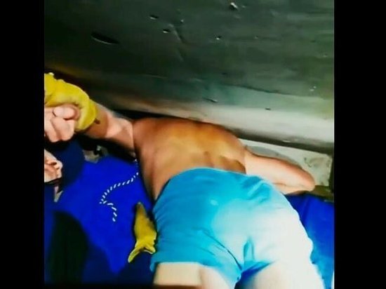В Ижевске мужчина застрял в лестничной пролёте, пытаясь спасти кота