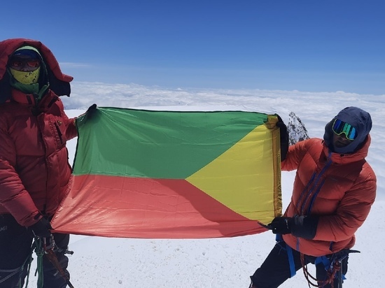 Альпинист поднял флаг Забайкальского края на вершину Эльбруса