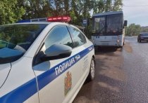 В Красноярске во время движения в автобусе опрокинулась коляска с маленьким ребенком в ней
