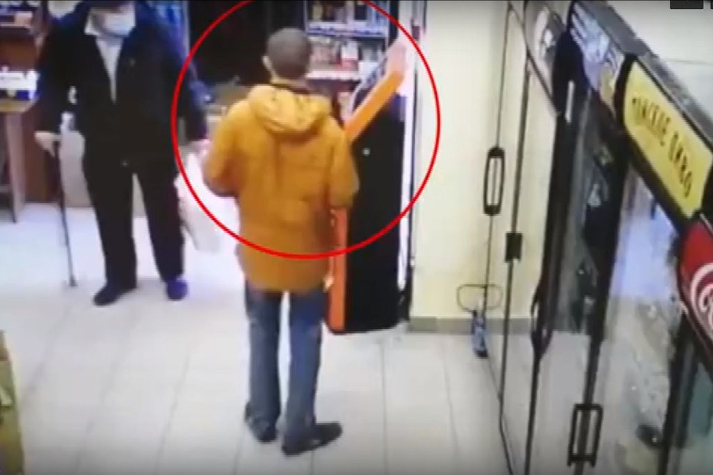 пенсионерка в отделе полиции. полицейский раскрыл секрет попрошайки. полицейский раскрыл секрет попрошайки. полицейский раскрыл секрет попрошайки. попрошайки и полицейский.