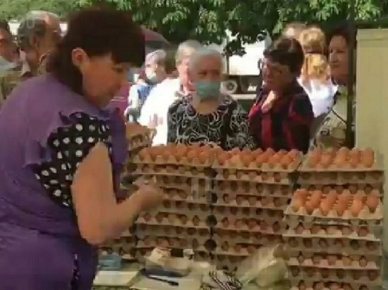В центре Донецка образовалась огромная очередь за яйцами