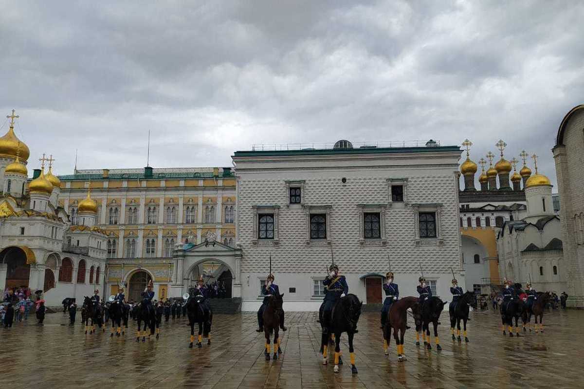 Кремлевская жизнь. Выступление полка на Соборной площади кремлевского фото 2023 года.