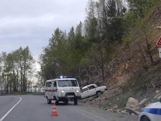 ВАЗ перевернулся в Слюдянском районе, трое пострадали