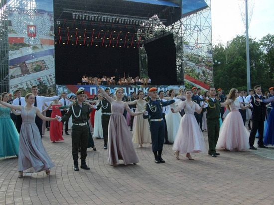 В центре Донецка провели бал будущих офицеров