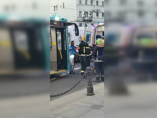 Девушка попала под автобус, перебегая на красный Невский проспект