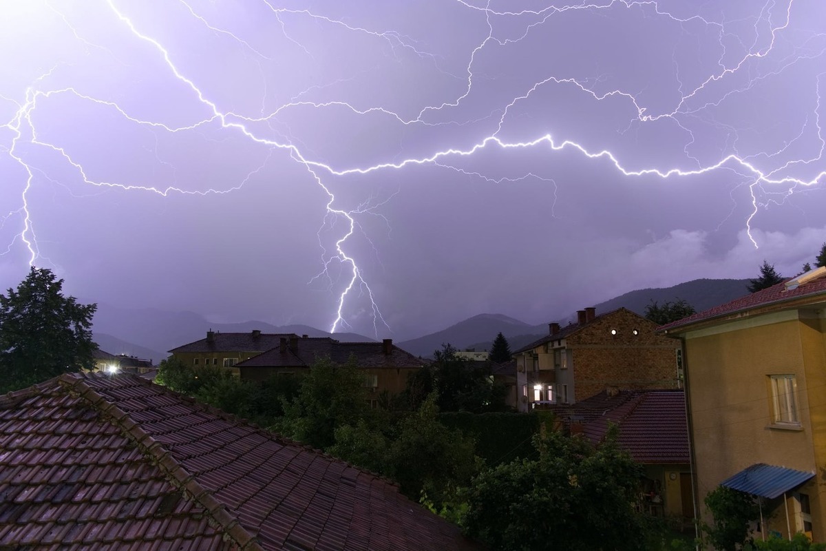 Первый гром в апреле приметы 2024. Тема буря в архитектуре. Lightning Protection. Ветер в Чехии. Метеопредупреждение.