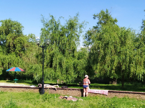 Жители Донецка загорают на набережной Кальмиуса: фотофакт