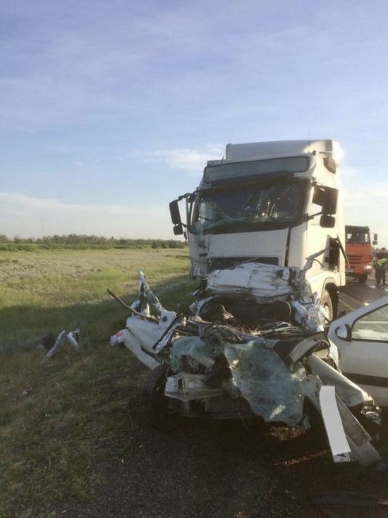 В Калмыкии при аварии на федеральной трассе погибли двое